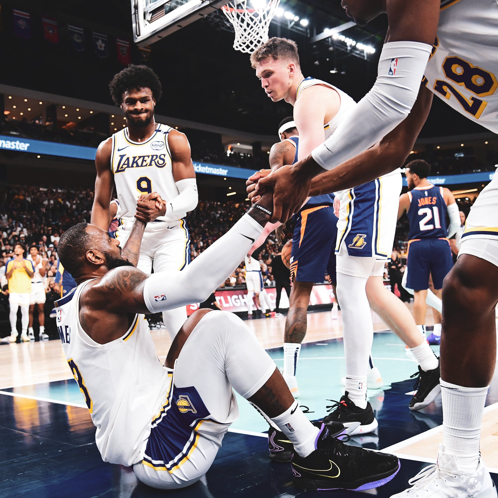 开云体育-皇家马德里发布备战花絮;集结日篮板制胜;NBA季后赛任务艰巨;阵容厚度经受考验(皇家马德里胜亚特兰大)