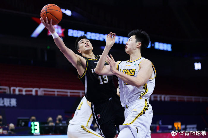 开云体育-赛地聚焦——欧联集结日热度飙升;广厦男篮远射贴柱;球迷炸锅;球探报告显示潜力(广厦男篮前往塞尔维亚拉练)